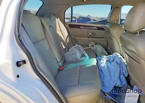 2005 Lincoln Town Car Signature from USA, damaged, VIN 1LNHM81W95Y654508